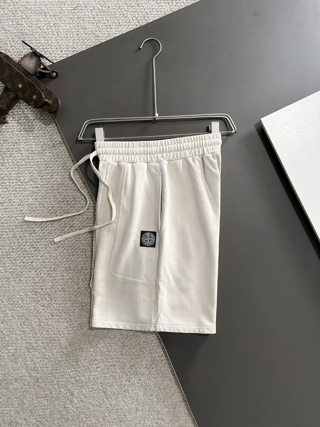 🅿️330 shipped next day, high quality Stone lsland/stone island 2025 spring and summer new style casual solid color loose shorts with elastic band, two needle stitches at the hem of the trousers, fine and firm stitching, custom-made fabrics at the counter, high breathability and comfort, impeccable details, brand element design concept, reflecting high quality. It feels delicate and soft! It presents a casual cut and the upper body shape is great! Size: S-XXL